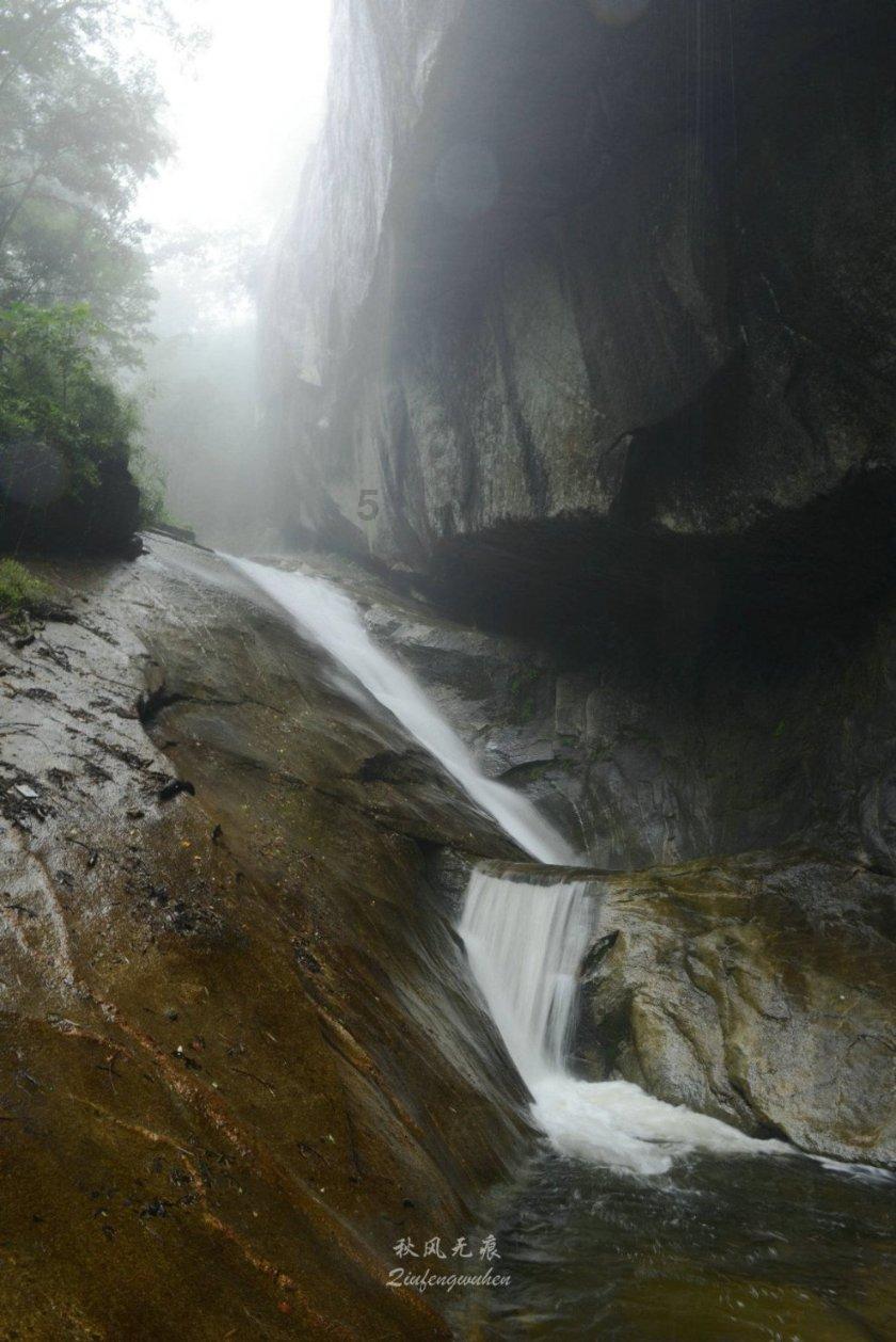 哈巴雪山发生滑坠事故一登山者遇难,登山者已全部下撤,是否禁攀尚待通告